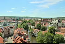 Nach dem leicht abenteuerlichen Aufstieg zum Turm der �gidienkirche bietet sich ein wunderbarer Blick auf das Erfurter Stadtgebiet.
Blick in s�dwestlicher Richtung auf den Flusslauf der Gera mit im Hintergrund sichtbaren Hochh�usern am Juri-Gagarin-Ring. Weiterhin zu sehen sind u.a. die Predigerkirche (rechte Bildh�lfte) sowie die Barf��erkirche (linke Bildh�lfte).
[3.6.2019 | 12:34 Uhr]