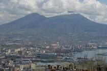 Ein sehr seltenes Foto aus Napoli. Am 09.03.2008 lag eine Schnedecke auf dem Vesuv. Daher kam der Krater schn zur Geltung. Blick ber den Hafen zum Vesuv.