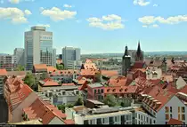 Nach dem leicht abenteuerlichen Aufstieg zum Turm der �gidienkirche bietet sich ein wunderbarer Blick auf das Erfurter Stadtgebiet.
Blick in �stlicher Richtung auf das Radisson Blu Hotel Erfurt (links) sowie die Kaufmannskirche St. Gregor am Anger (rechts). Des Weiteren deutet sich am rechten Bildrand das Einkaufszentrum am Anger an.
[3.6.2019 | 12:35 Uhr]
