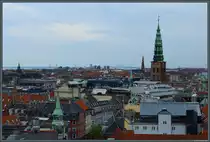 Blick vom Runden Turm Richtung Osten auf die T�rme von Sankt Nikolaj-Kirche und Erl�serkirche (Frelsers Kirke). Am Horizont ist die �resundbr�cke zu erkennen. (Kopenhagen, 27.04.2019)