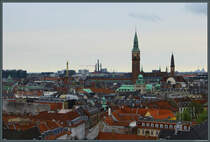 Blick vom Runden Turm ber die Dcher Kopenhagens auf den markanten 105 m hohen Rathausturm und den kleineren Turm des Palace Hotel. (27.04.2019)
