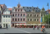 Blick auf das aus der Renaissance stammende Haus zum Breiten Herd (Mitte) sowie das Gildehaus (rechts) auf dem Fischmarkt in Erfurt.
[3.6.2019 | 15:02 Uhr]