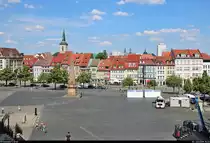 Nachdem die Domstufen bezwungen wurden, konnte noch eine Aufnahme vom Domplatz in Erfurt erstellt werden.
Gut zu sehen sind u.a. der Turm der Allerheiligenkirche (links) sowie das Radisson Blu Hotel Erfurt (rechts).
[3.6.2019 | 15:23 Uhr]