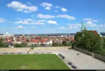 Von der Festung Petersberg kann man sehr gut auf die Erfurter Altstadt mit der Kirche St. Severi und dem Erfurter Dom (rechts) schauen.
Nur leider war die im Vordergrund zu sehende Plattform wegen Bauma�nahmen gesperrt, sodass ich nur vom Restaurant  Glash�tte  fotografieren konnte.
[3.6.2019 | 16:14 Uhr]