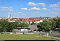 Die Erhebung ist nicht betr�chtlich, daf�r die Aussicht umso mehr...
Blick vom Petersberg auf die Erfurter Altstadt an einem hei�en Montagnachmittag. Im Vordergrund befindet sich der Domplatz, auf dem sich der Erfurter Dom und die Kirche St. Severi befinden.
[3.6.2019 | 16:35 Uhr]