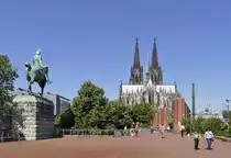 K�lner Dom von Osten, links das Reiterstandbild Kaiser Wilhelm II. - 23.06.2019