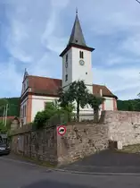 Wolfsm�nster, Pfarrkirche St. Wolfgang, Saalkirche mit eingezogenem Dreiseitchor und Satteldach sowie Blendgiebelfassade, erbaut 1734 (26.05.2018)