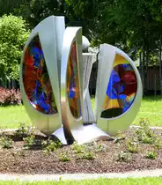 Freudenstadt, Kunstwerk  Entfaltung  im Skulpturenpark auf dem Kirnberg, gefertigt von M.J.Hemberger aus Edelstahl und Glas 2009, Juni 2019