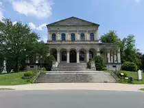 Bad Br�ckenau, Kursaal, Klassizistischer Saalbau mit Arkadenumgang, erbaut von 1827 bis 1833 von Johann Gottfried Gutensohn und Joseph Th�rmer (27.05.2018)