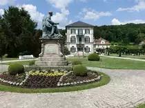 Bad Br�ckenau, Badhotel, klassizistisch erbaut von Leo von Klenze von 1821 bis 1823, davor K�nig Ludwig I. Denkmal, erbaut 1897 durch Ferdinand Miller (27.05.2018)