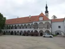Oslavany, Schloss, Innenhof mit zweigeschossigen Arkadeng�ngen, erbaut im 16. Jahrhundert (31.05.2019)