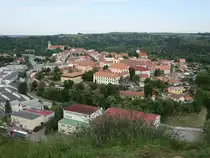 Ausblick vom Florianiberg auf Moravsky Krumlov mit Allerheiligen Kirche und St. Bartholom�us Kirche (31.05.2019)