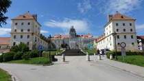 Valtice, Schloss Felsberg, erbaut im Barockstil im 17. Jahrhundert fr Frst Karl Eusebius von Liechtenstein (31.05.2019)
