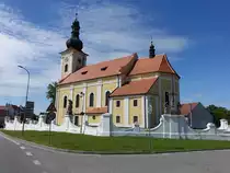 Milotice u Kyjova/ Milotitz, einschiffige barocke Allerheiligenkirche, erbaut von 1697 bis 1703 (31.05.2019)
