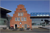 Wismar. Das frhere Lotsenhaus ist inzwischen umrahmt von den modernen Gebuden des Technologie- und Gewerbezentrums Wismar. Im Gebude hat sich inzwischen ein kleines Restaurant etabliert. 25.07.2019