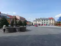 Nove Mesto na Morave/ Neustadtl in M�hren, Geb�ude und Brunnen am Hauptplatz Vratislavovo Namesti (01.06.2019)