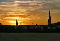 T�rme der St. Martin- und Herz-Jesu-Kirche als Schattenri� beim Sonnenuntergang in Euskirchen - 22.07.2019