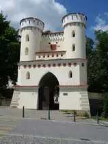 Vlasim/ Wlaschim, neugotisches Schlo�tor, erbaut 1775 durch F�rst Karl Josef von Auersperg (01.06.2019)