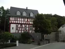 WESTERBURG/WESTERWALD-BURGMANNENHAUS
In der Oberstadt dicht unterhalb des Schlosses steht eines der sch�nsten und �ltesten Geb�ude der Stadt,
das 1607 errichtete BURGMANNENHAUS,gute Stube der Stadt,wo heute auch Trauungen stattfinden..
Der Platz auf der R�ckseite wird vom Schlossgeist PETERM�NNCHEN,einer sch�nen Statue
bewacht...am 1.8.2019