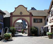 Ettenheim, das Untere Tor, barocker Stadteingang von 1783, stadteinwrts gesehen, Juni 2019