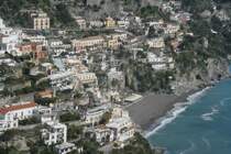 Positano ist eine Kleinstadt mit 4.000 Einwohnern an der Amalfikste. Der Badeort liegt am Fu des Sant'Angelo a tre Pizzi, des mit 1443 m hchsten Berg der Halbinsel von Sorrent. Die terassenfrmig steil am Berg liegenden Straenzge, mit bereinander liegenden Huser, die durch Gassen und Treppenaufgngen zu erreichen sind, prgen das Bild von Positano. Der Schriftsteller John Steinbeck nannte Positano den einzigen senkrechte Ort der Welt.