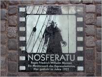 Wismar. Im Pflaster unter dem Wassertor erinnert diese Gedenkplatte an den Film  Nosferatu , der hier 1921 gedreht wurde. 24.07.2019