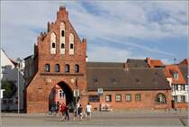 Wismar. Das Wassertor wurde um 1450 errichtet. Es ist das letzte erhaltene von ehemals fnf Stadttoren. 24.07.2019