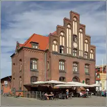 Wismar. Das ehemalige Zollamt wird heute von Gastronomie- und Beherbergungsbetrieben genutzt. 24.07.2019