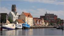 Wismar. Blick in den Alten Hafen. Links berragt der Turm von St. Marien die Huser, rechts ist die St.-Georgen-Kirche zu sehen. 24.07.2019