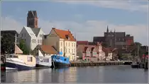 Wismar. Blick in den Alten Hafen. Links �berragt der Turm von St. Marien die H�user, rechts ist die St.-Georgen-Kirche zu sehen. 24.07.2019