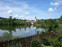 Zinkovy/ Zinkau, Blick �ber den Labut See auf die Pfarrkirche St. Wenzel (02.06.2019)