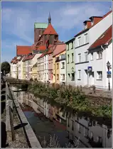 Wismar. H�userzeile an der M�hlengrube mit der St.-Nikolai-Kirche im Hintergrund. 24.07.2019