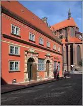 Wismar. Das Schabbelhaus wurde im 1570 an der Frischen Grube errichtet. Heute beherbergt es das Stadtgeschichtliche Museum. Im Hintergrund sind Teile der St-Nikolai-Kirche zu sehen. 24.07.2019