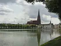 Der Dom hinter dem Pfaffenteich, ein Teich mit einer Fl�che von etwa 12 Hektar,  in Schwerin am 01. August 2019