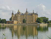 Das Schloss in Schwerin am 01. August 2019 gesehen vom Burgsee