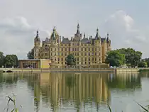 Das Schloss in Schwerin am 01. August 2019 gesehen vom Burgsee