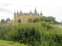 Hier das Schloss von Schwerin aus Sicht der Graf-Schacht-Allee Anfang August 2019