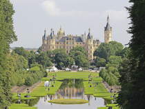 Das Schloss mit Schlossplatz am 02. August 2019 in Schwerin.