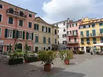 Sarzana, H�user an der Piazza Nicolo V. in der Altstadt (15.06.2019)