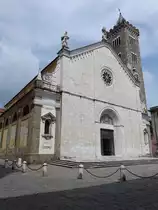Sarzana, Kathedrale Santa Maria Assunta, Mischung aus romanischem und gotischem Stil mit Westfront aus wei�em Marmor, erbaut ab dem 13. Jahrhundert (15.06.2019)
