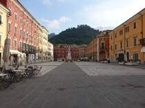 Carrara, Huser an der historischen Ortsmitte Piazza Alberica (16.06.2019)