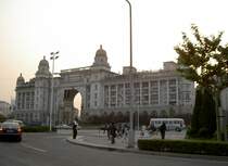 Diese Bild ist typisch fr die chinesische Architektur.
Hier werden fr die gehobene Klasse Apartments nach europischem Stil gebaut. Das ganz passt aber irgendwie nicht zwischen die Hochhuser. Sahnghai YanGao Lu am 19.05.2006.