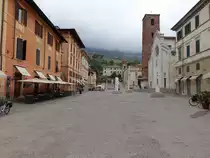 Pietrasanta, Piazza Duomo mit Kathedrale San Martino, Kathedrale erbaut im 14. Jahrhundert, Campanile 16. Jahrhundert (16.06.2019)