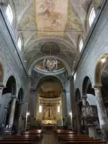 Pietrasanta, Innenraum der Kathedrale San Martino, Gemlde von Luigi Ademollo, Marmorkanzel von Donato Benti (16.06.2019)