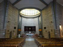 Montecatini Terme, Pfarrkirche Santa Maria Assunta, erbaut von 1953 bis 1958, Architekt Raffaelo Fagnoni, Glasfenster von Giorgio Scalco, 
Kruzifi des florentinischen Bildhauers Sauro Cavallini (16.06.2019)