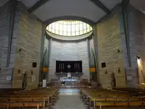 Montecatini Terme, Pfarrkirche Santa Maria Assunta, erbaut von 1953 bis 1958, Architekt Raffaelo Fagnoni, Glasfenster von Giorgio Scalco, 
Kruzifi des florentinischen Bildhauers Sauro Cavallini (16.06.2019)