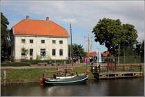 Wittmund-Carolinensiel. Die Alte Pastorei ist eines der Gebude des Deutschen Sielhafenmusuems. Die Ausstellung in diesem Gebudekomplex widmet sich den Themen Schiffbau und Handwerk. 14.08.2019