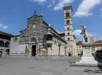 Prato, Dom St. Stephanus, erbaut im 10. Jahrhundert, Campanile von 1356 erbaut durch Giudetta da Como, Fassade von 1386 erbaut durch Lorenzo di Filippo aus weiem Alberese Marmor und grnen Serpentino Marmor (16.06.2019)