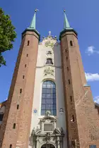 Der Dom zu Oliwa in Danzig (Gdańsk ). Die Fassade ist von zwei schlanken Trmen von je 46 Metern Hhe flankiert, mit spitzen barocken Helmdchern. Aufnahme: 14. August 2019.