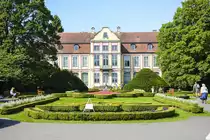 Der Palast der �bte (Pałac Opacki) im Danziger Stadtteil Oliwa (Gdańsk Oliwa). Der Palast wurde 1756 errichtet. 1945 total ausgebrannt, wurde der Palast in den 1960er Jahren wiederaufgebaut, als Sitz der Ethnografischen Abteilung des damaligen Pommerschen Museums. Seit 1989 wurde im Palast die Abteilung f�r Zeitgen�ssische Kunst des Danziger Nationalmuseums eingerichtet. Aufnahme: 14. August 2019.